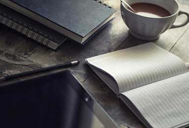 【卧室边柜,卧室边柜的最上面两层放什么?】